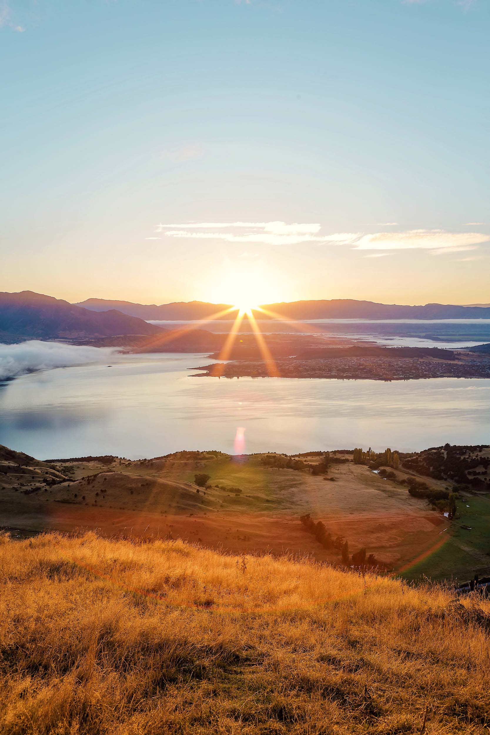 Sunrise over Lake Wanaka as seen from the Roys Peak hike