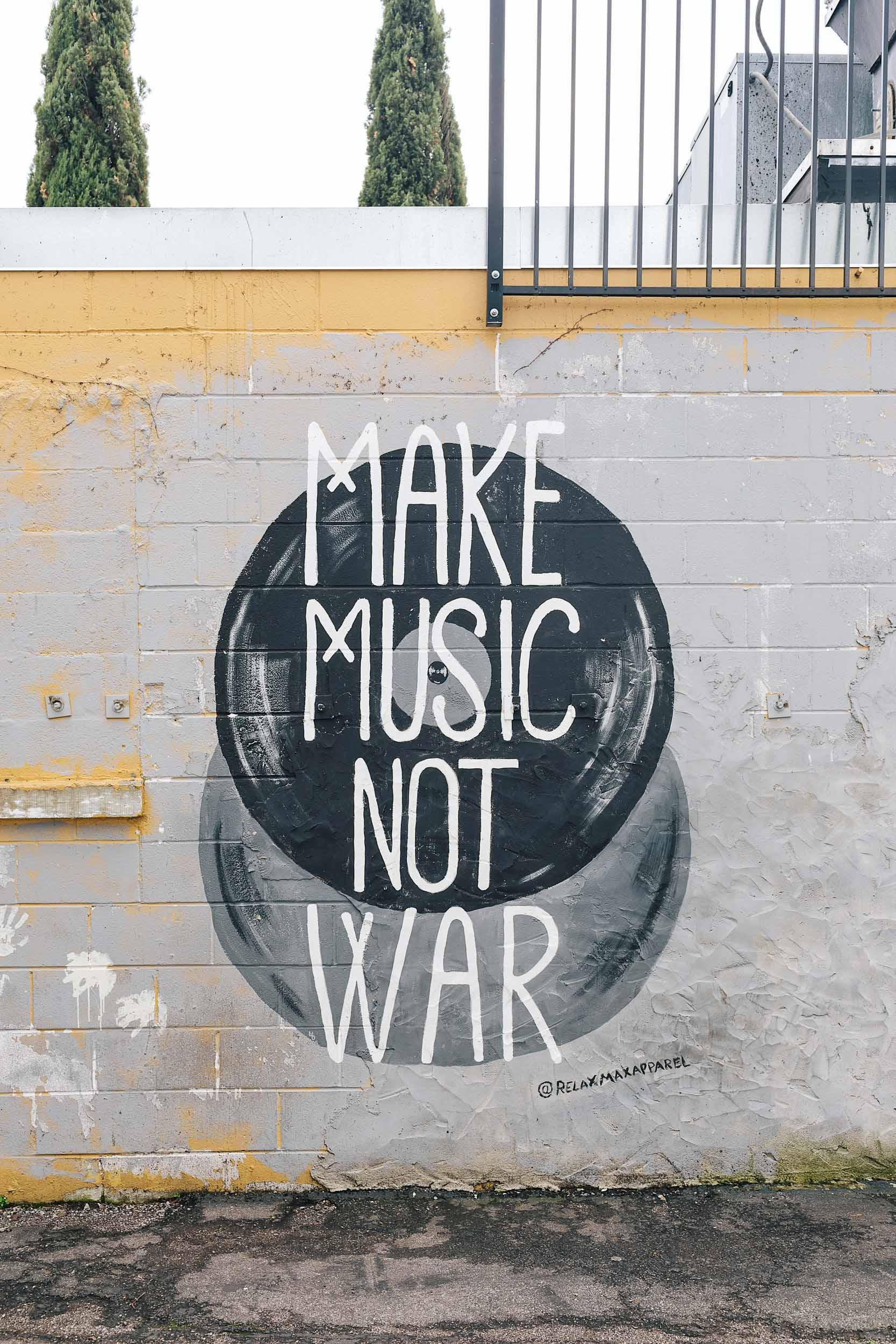 MAKE MUSIC NOT WAR mural in Nashville, Tennessee