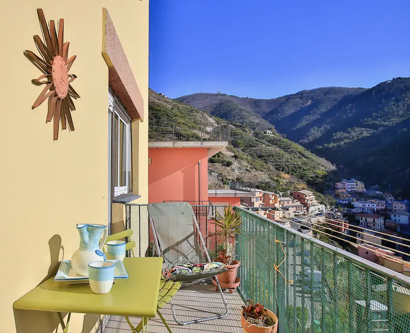 Skip the hotels in Cinque Terre Italy for a b&amp;b instead. Live like a local! #smalltowntravel