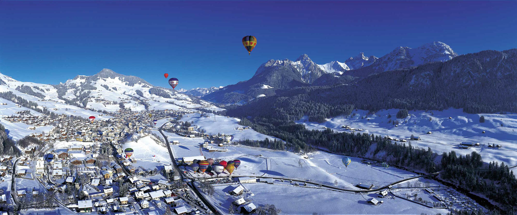 Hot air ballooning at Chateau-d'Oex (1000 m) in the Vaud Alps. Copyright by Switzerland Tourism