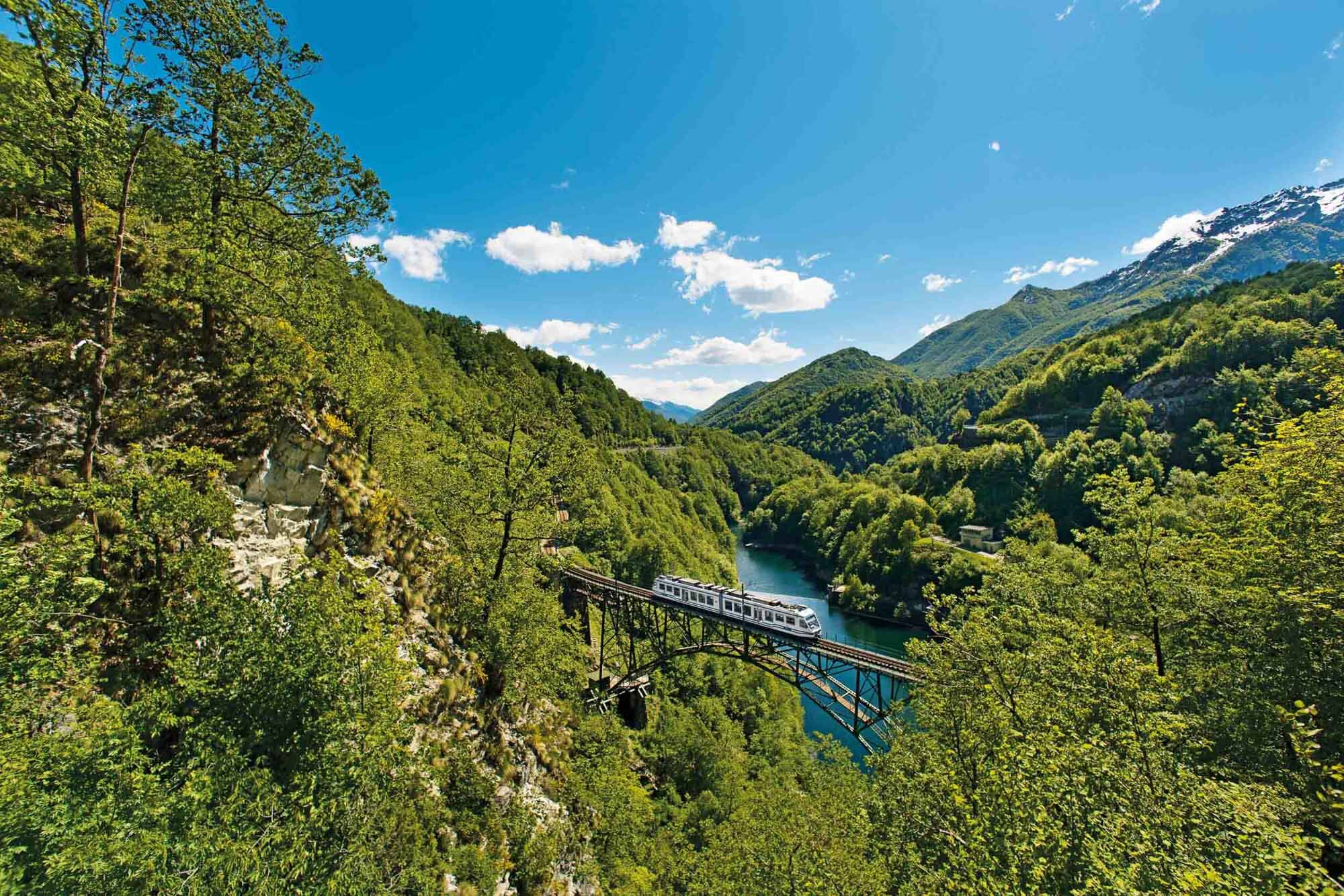 Lavaux-Line: Geneva-Brig. Centovalli train on the Ruinacci viaduct at Camedo. Copyright by: Swiss Travel System/Switzerland Tourism