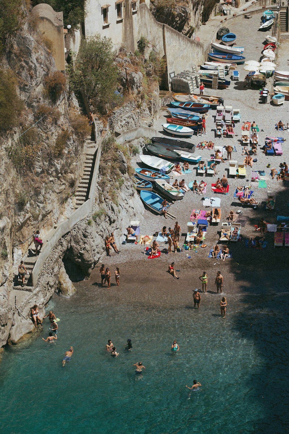 Looking for things to do in Positano? This is a guide to the best beaches in Positano (and beach clubs)