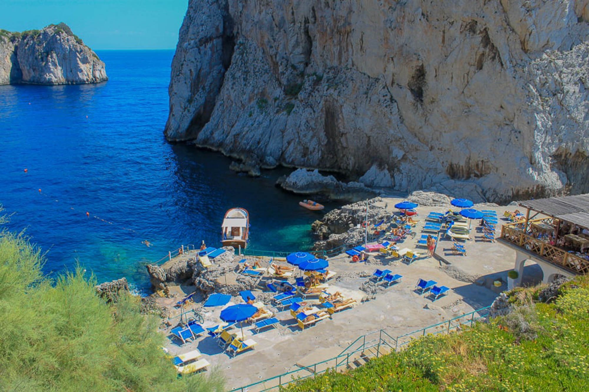 Da Luigi ai Faraglioni, a popular Capri beach club