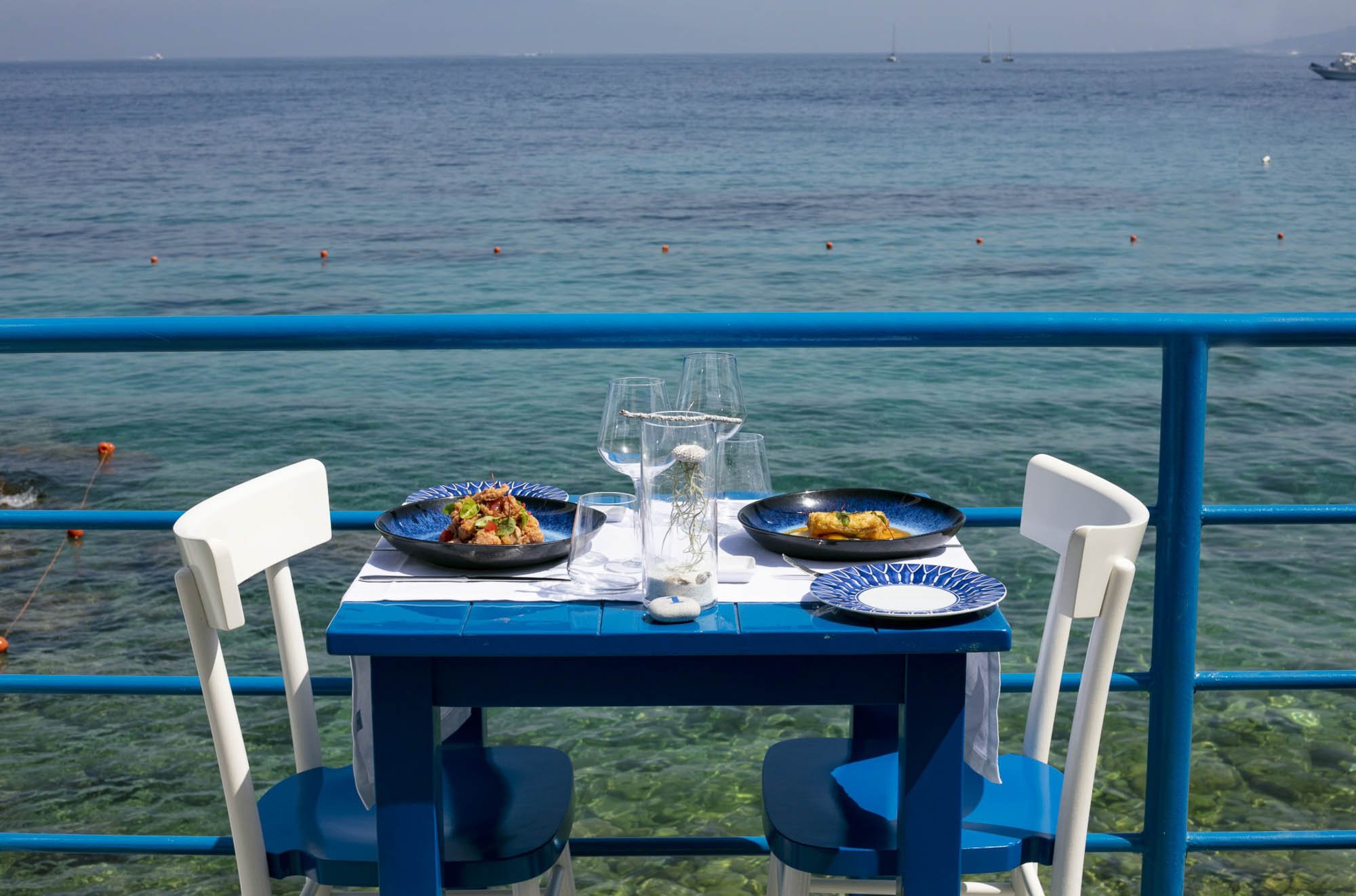 Le Ondine Beach Club is attached to the restaurant Da Gemma, a popular spot for those looking for a restaurant in Marina Grande Capri