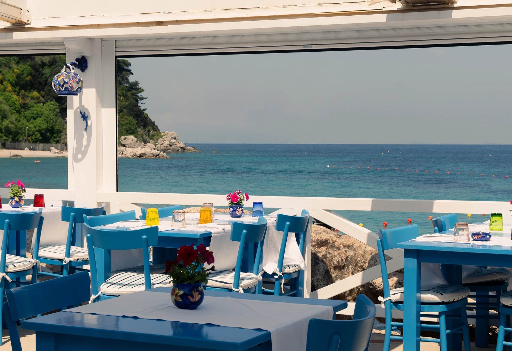 The attached restaurant by the same name, Lo Smeraldo, offers stunning table views of the blue water below and of the Capri beach club.