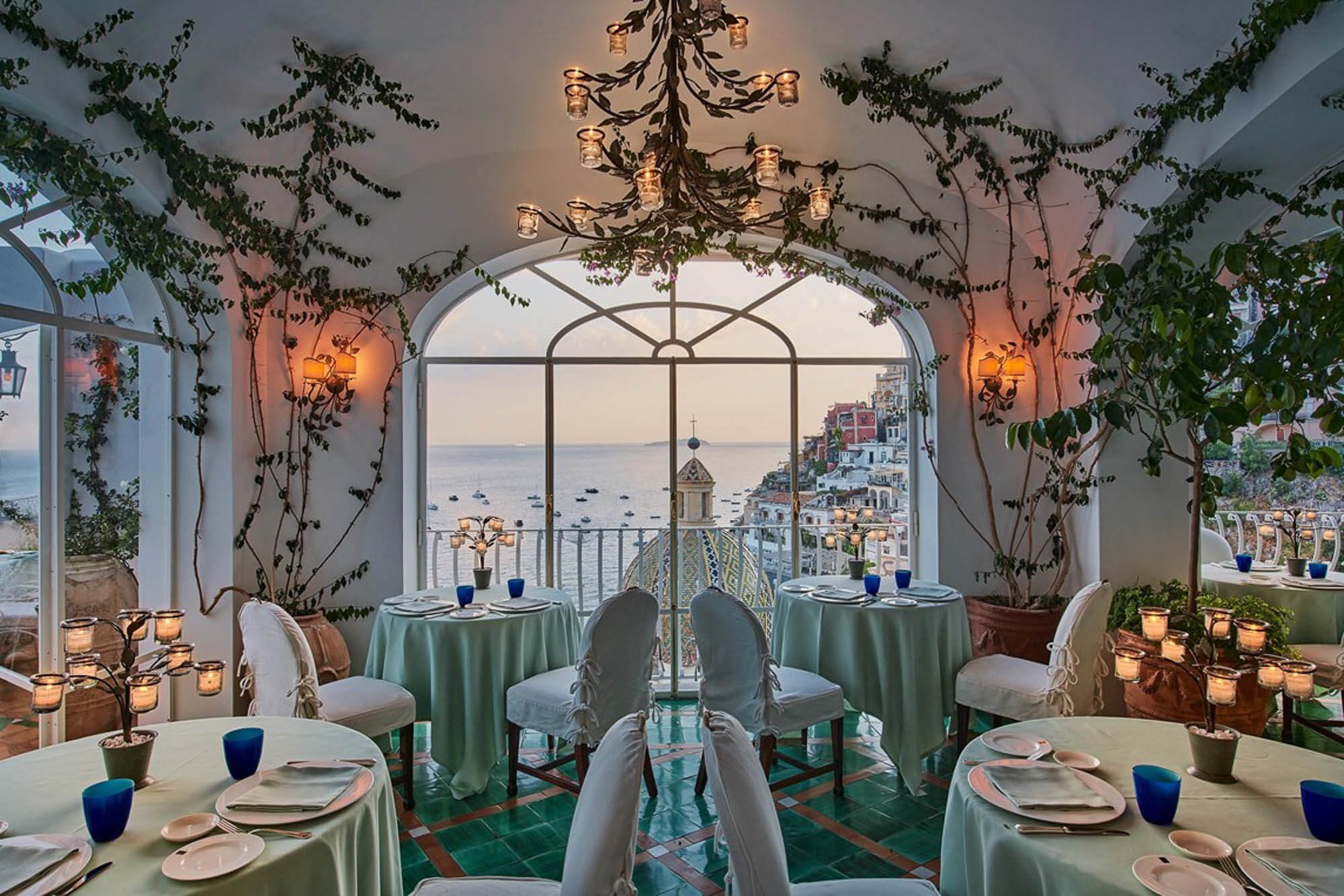 La Sponda at Le Sirenuse is without a doubt one of the most beautiful restaurants in Positano Italy