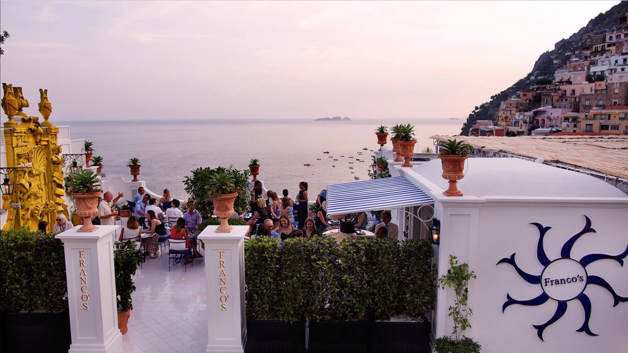 Franco’s Bar Positano is a beautiful bar with an old-fashioned, quality-first drinks menu and one of the best views in town!