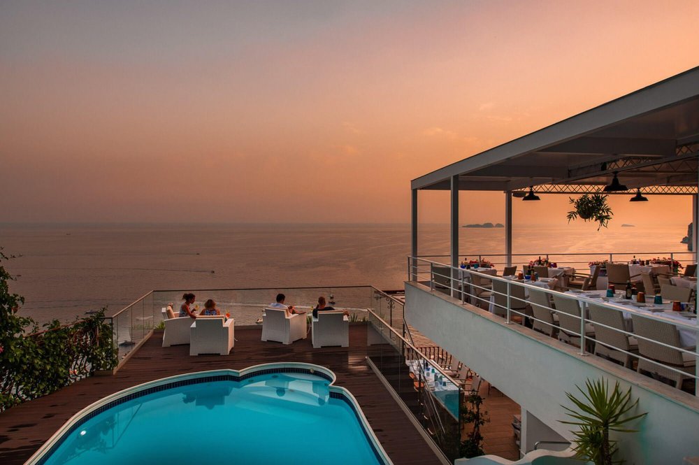 Sky Bar at the Eden Roc Hotel in Positano has nice drinks and a spectacular sunset view