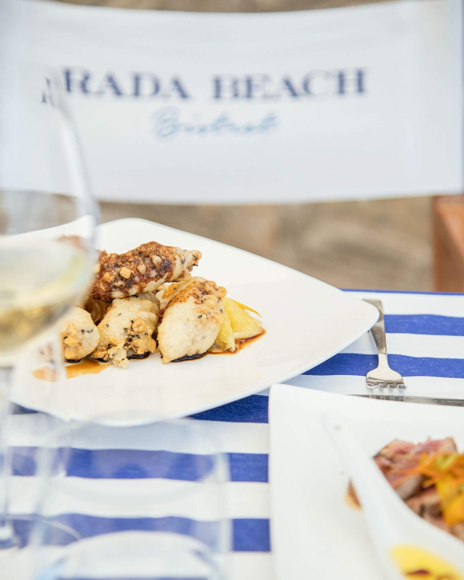 Rada Beach Bistrot is a high-end Italian restaurant at the end of the main beach, offering the best views of the Marina Grande beach and Positano.