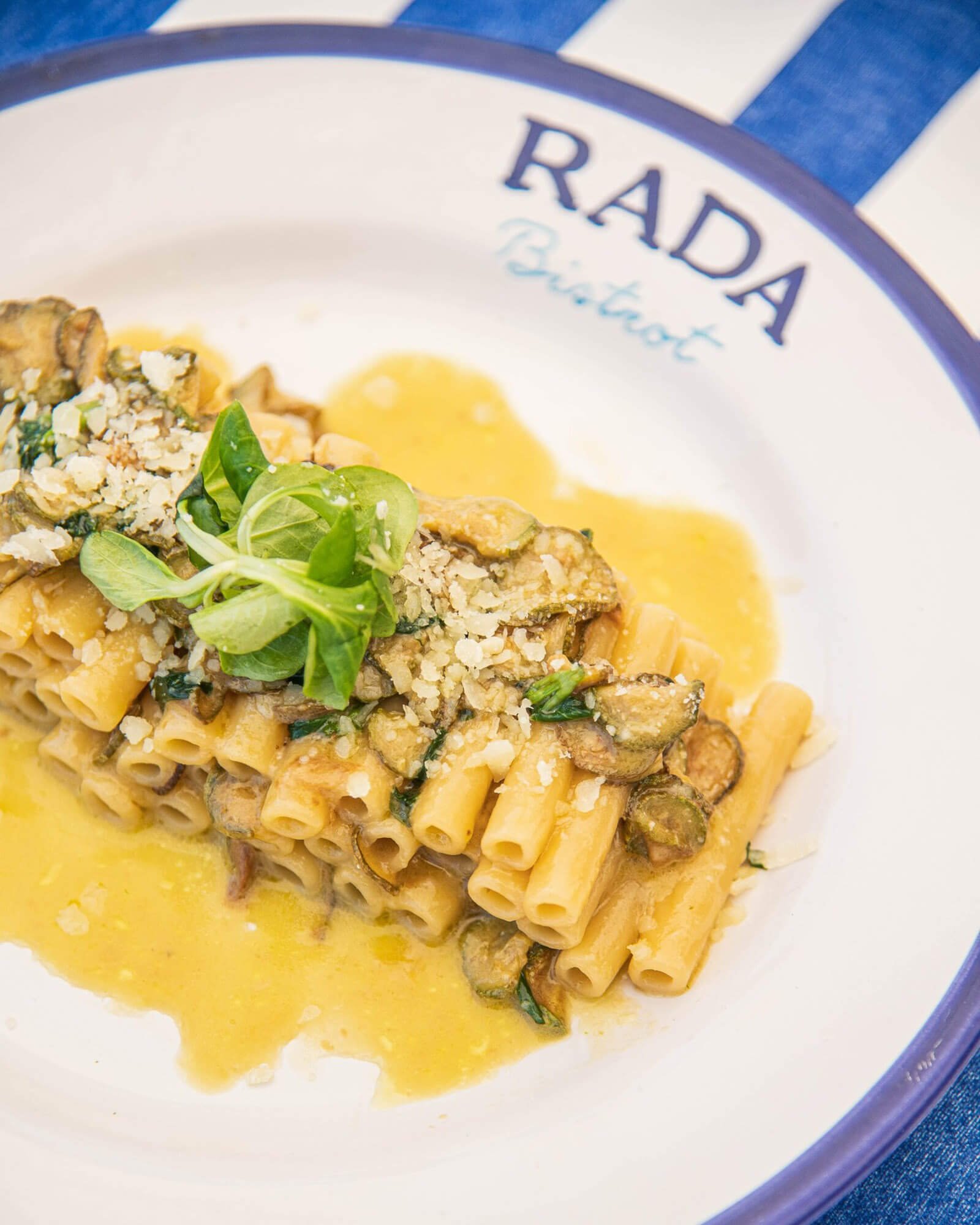 Rada Beach Bistrot is a high-end Italian restaurant at the end of the main beach, offering the best views of the Marina Grande beach and Positano.