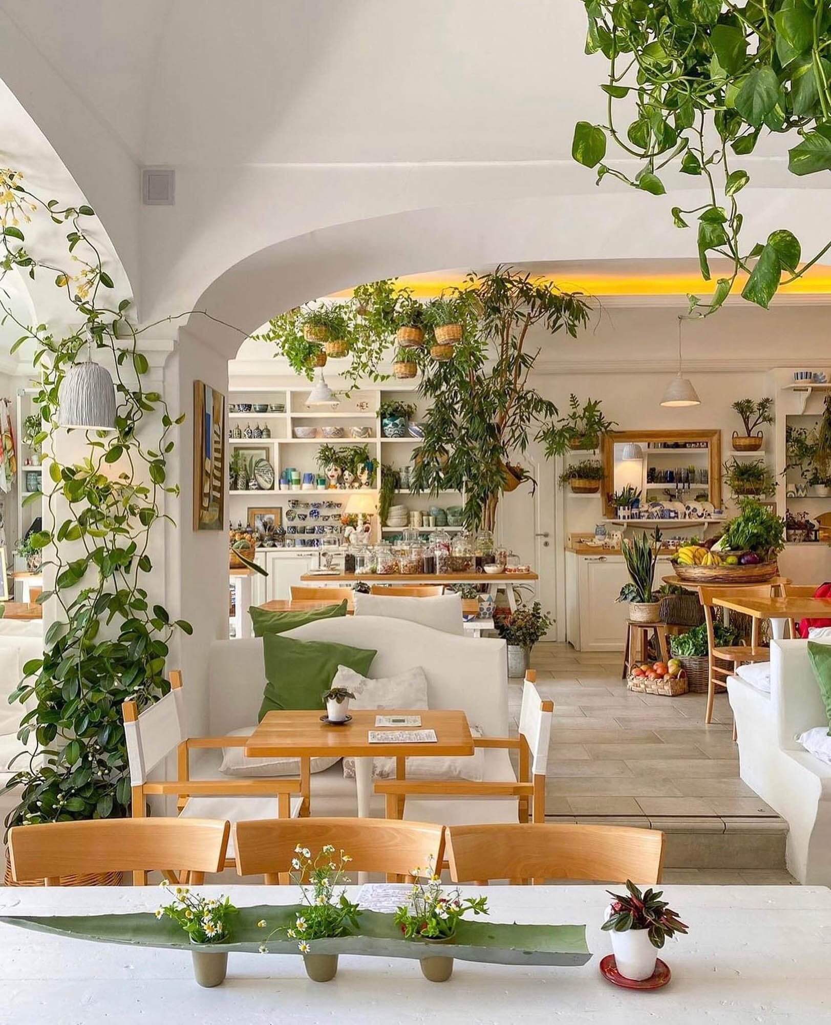 Casa e Bottega in Positano is part design store, part healthy cafe. If you need a healthy Positano restaurant, don’t miss this.
