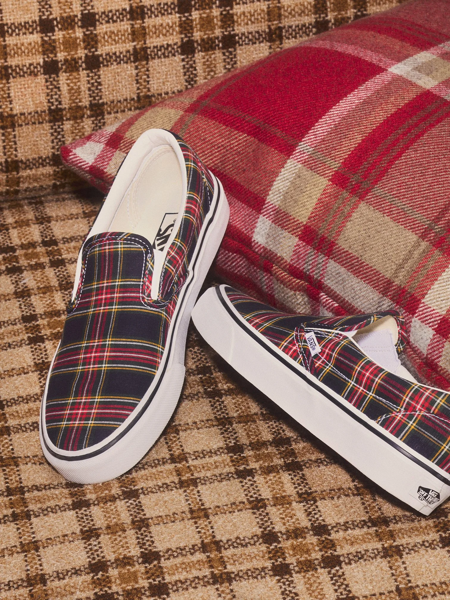 25-07 3279-18B DBG_VAN STILL LIFE LIVING ROOM 02_SRGB300.jpg