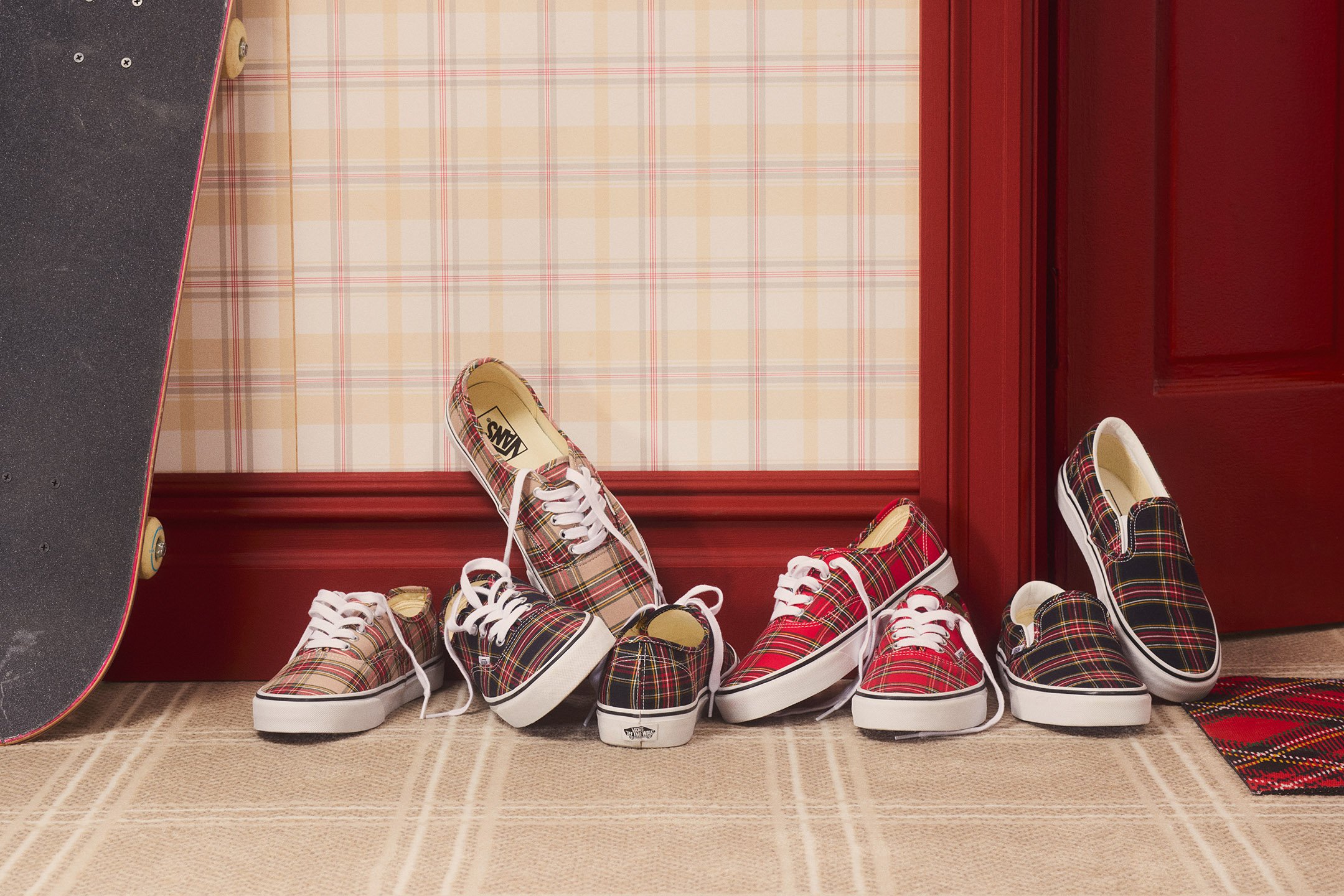 25-07 3279-17B DBG_VAN STILL LIFE LIVING ROOM 01_SRGB300.jpg