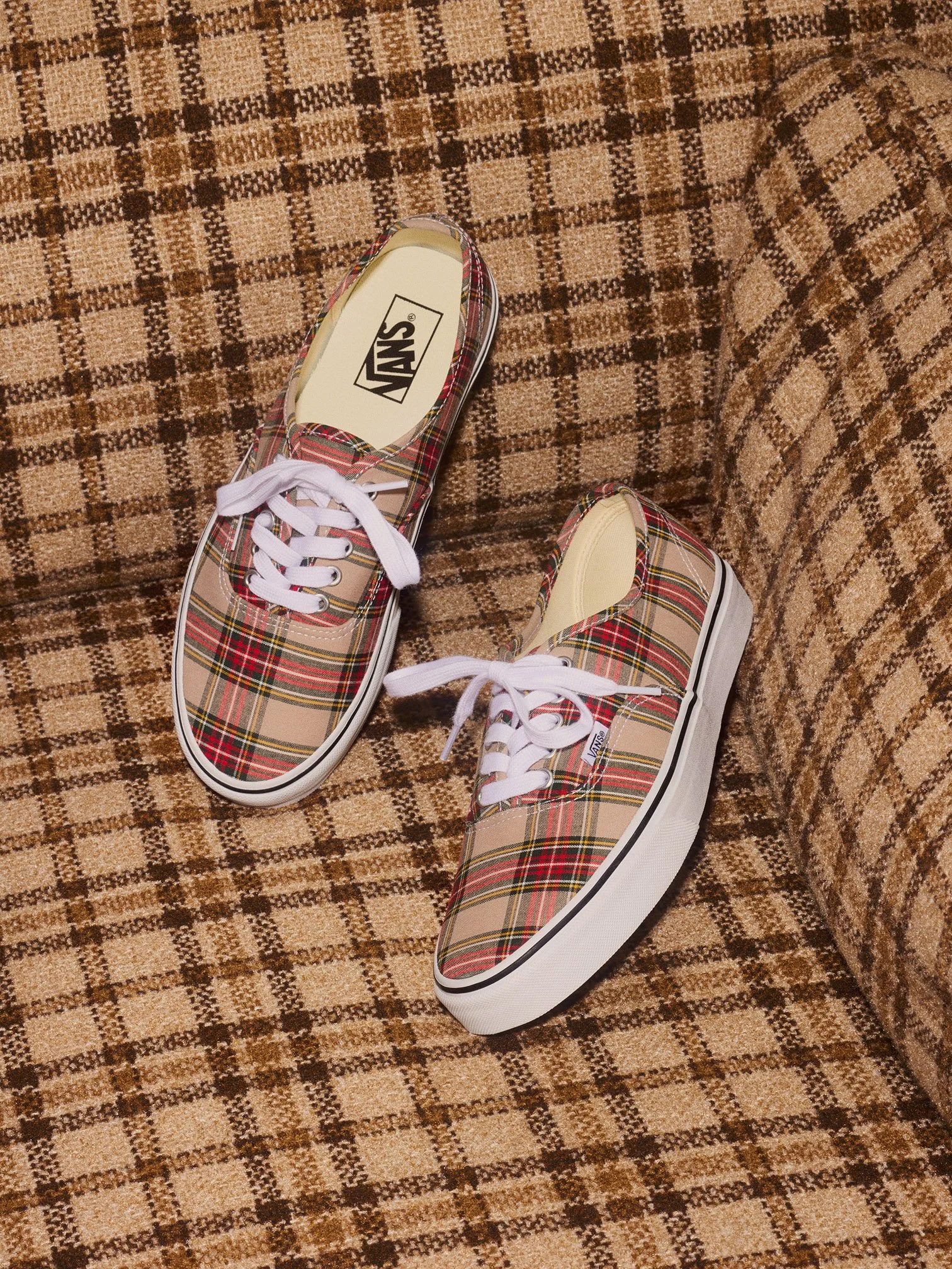 25-07 3279-19B DBG_VAN STILL LIFE LIVING ROOM 03_SRGB300.jpg