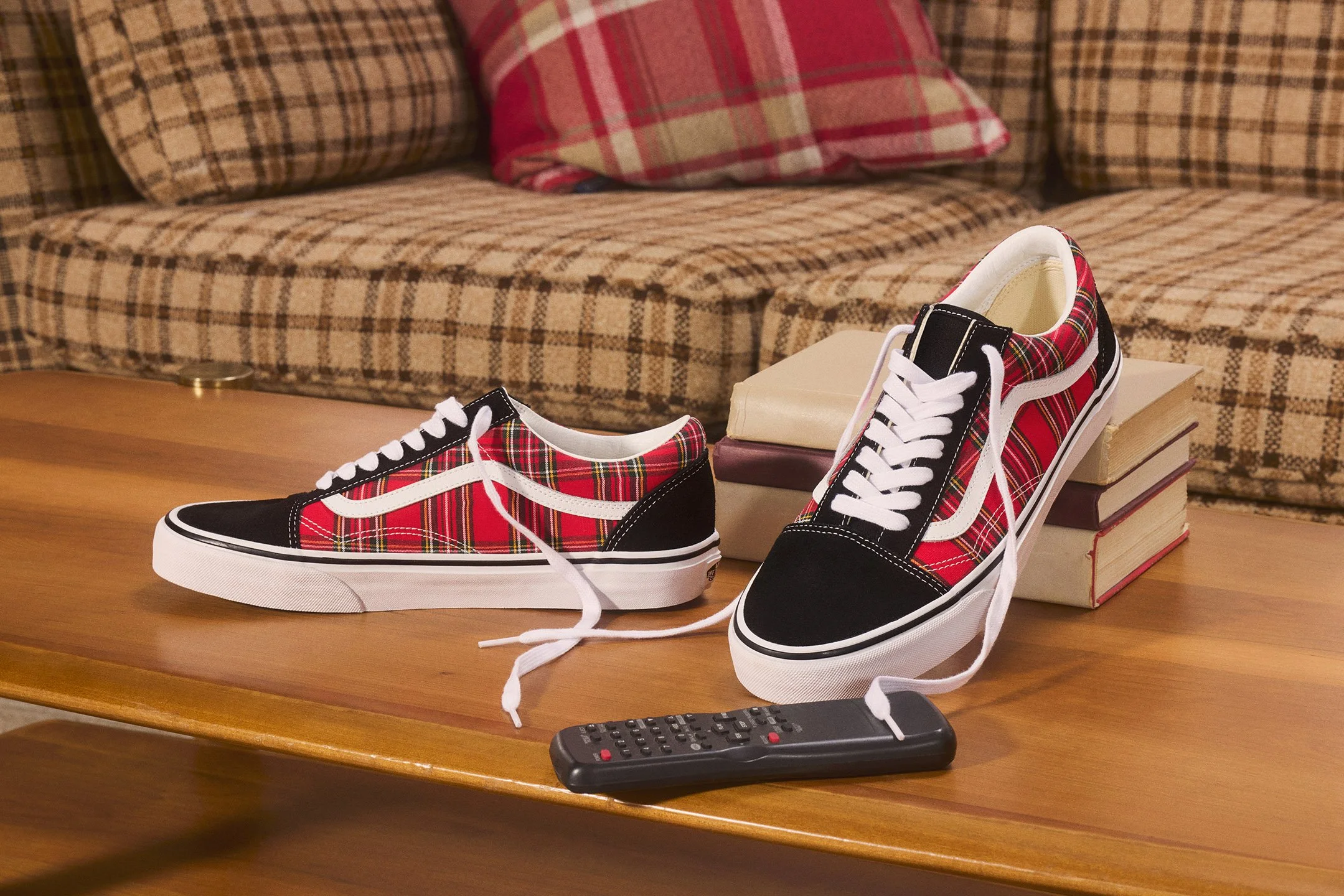 25-07 3279-33B DBG_VAN STILL LIFE LIVING ROOM 08_SRGB300.jpg