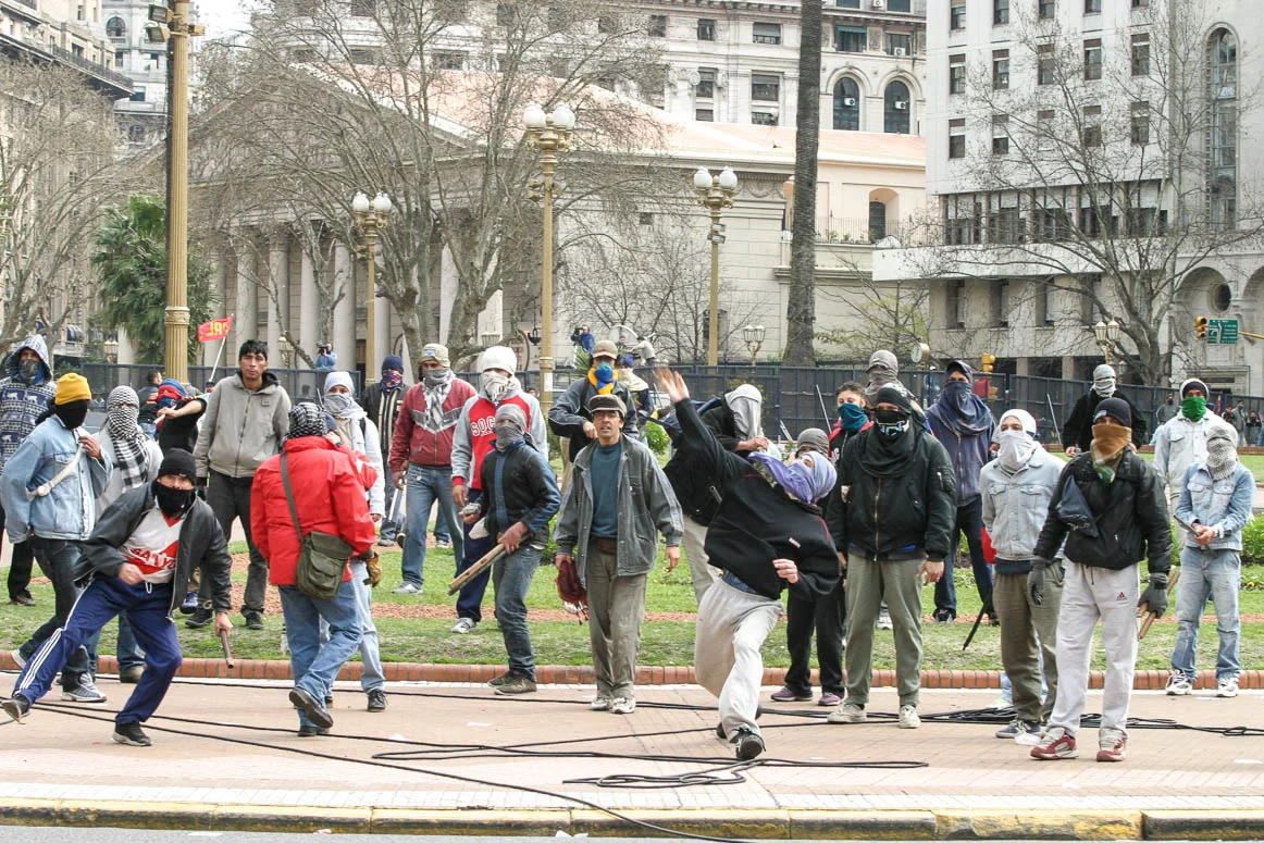 Buenos Aires, 31 /08/2004 - Inicia-se um protesto pedindo a liberdade de Raul Castells que culmina num confronto com a polícia. Outros grupos entram para protestar contra o acordo com o FMI