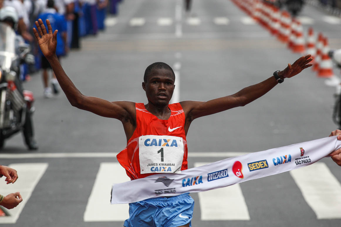  O Queniano James Kwambai vence a disputa da São Silvestre em 2009 