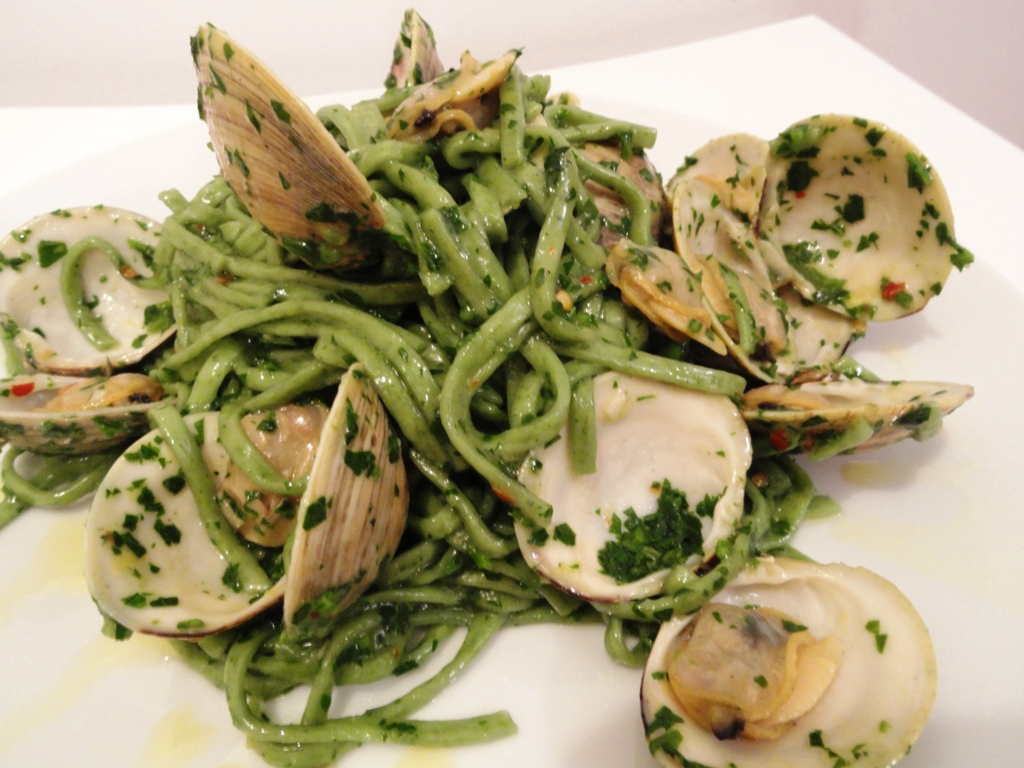 Spinach fettucine alle vongole (white clam sauce)