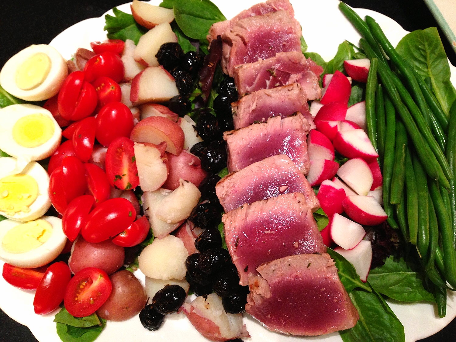 Niçoise salad with seared fresh tuna
