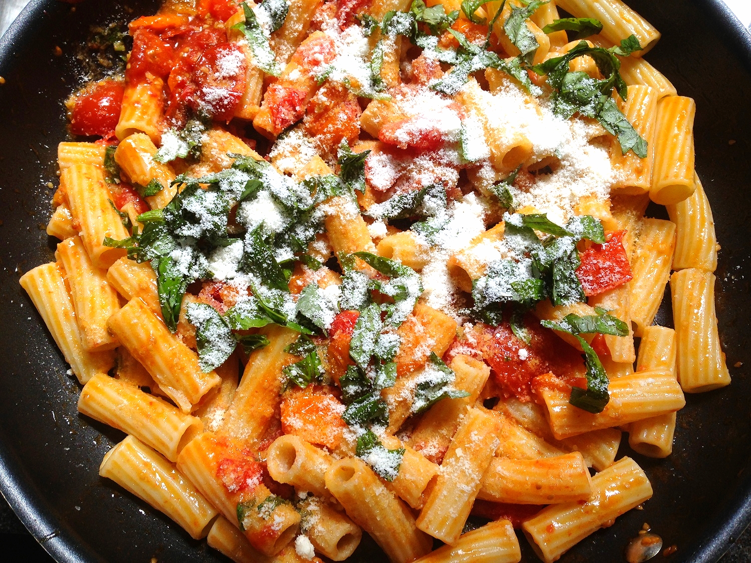 Rigatoni with fresh cherry tomato sauce