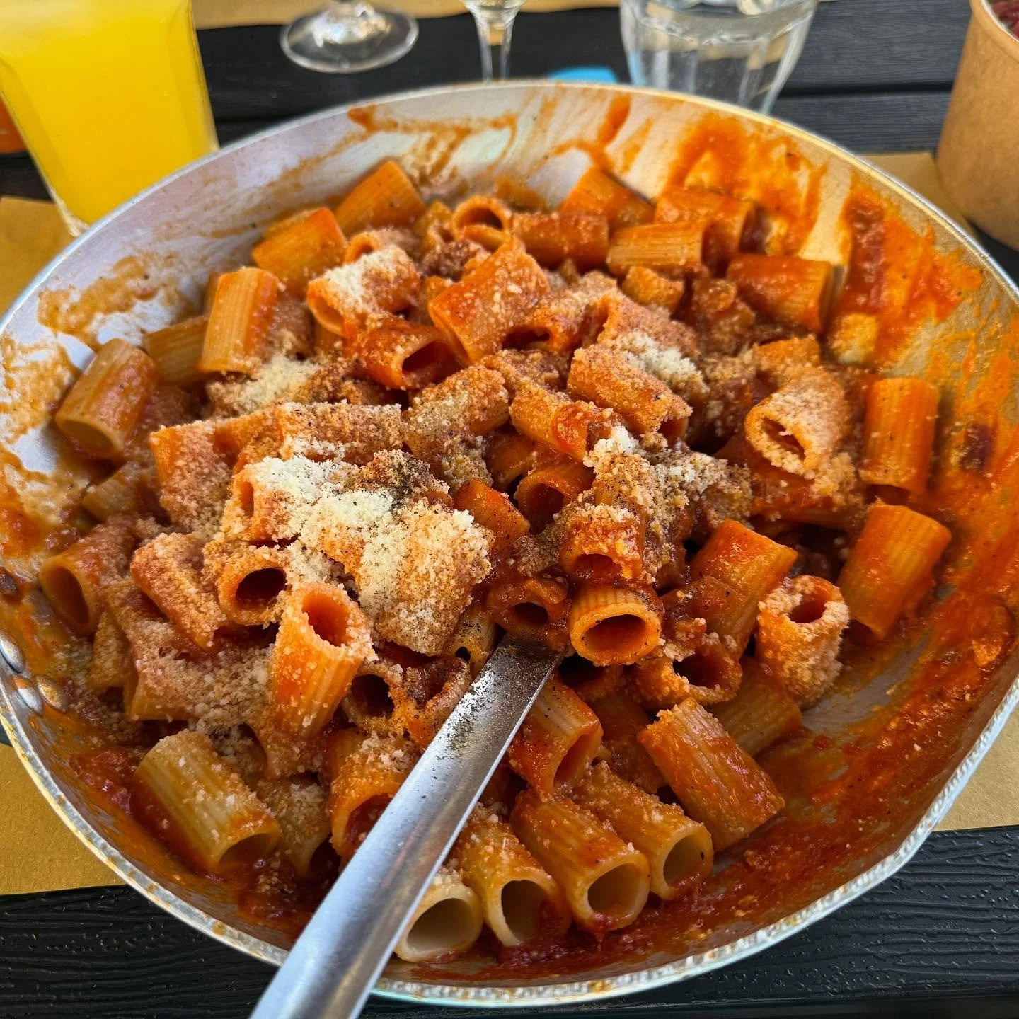 Pranzo with a view — and the biggest, most delicious amatriciana in recent memory. Perfetto. #bluaubergine #fabulousfood #bluauberginetravels #amatriciana🍝 #lazio #incampagna