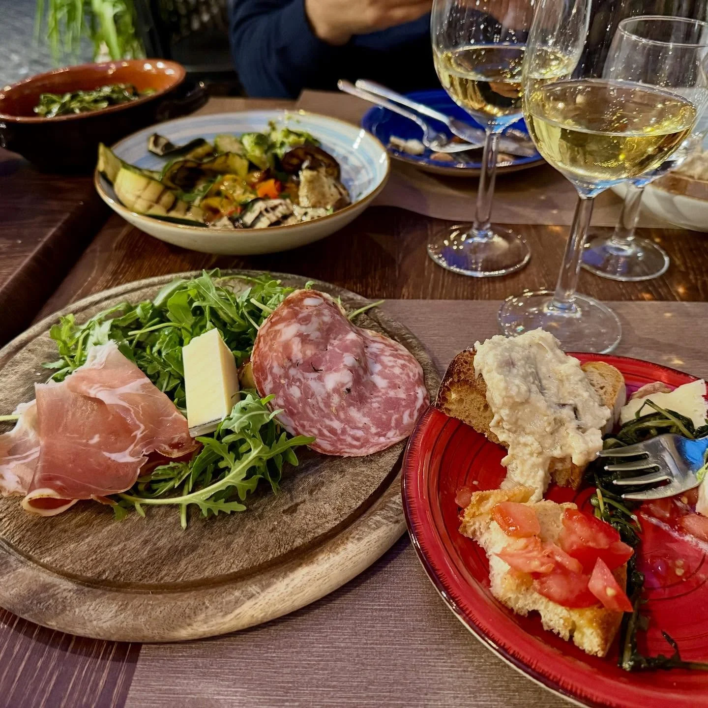 Grazing on antipasti, alla romana. #bluauberginetravels #cucinaromana #antipasti #allefratteditrastevere