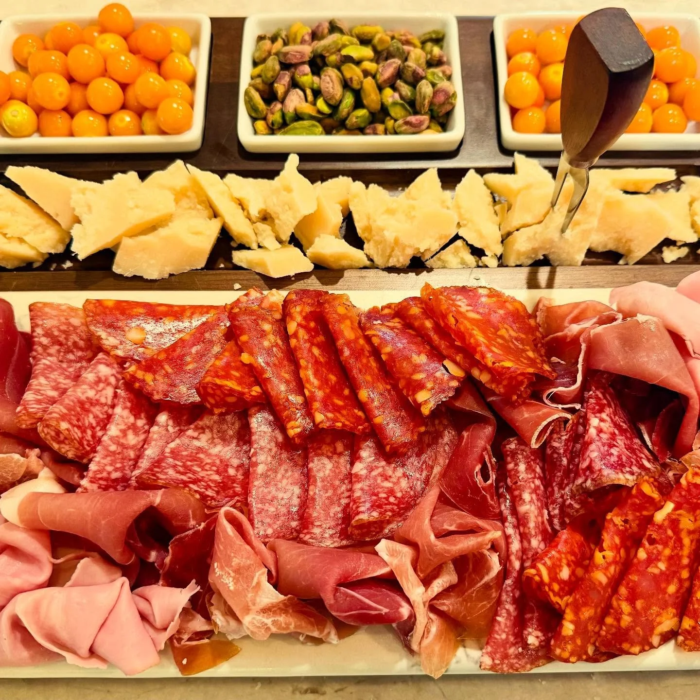 Salumi e formaggiiiii. #bluaubergine #fabulousfood #catering #privatechef #dinnerparty #autumnvibes🍁