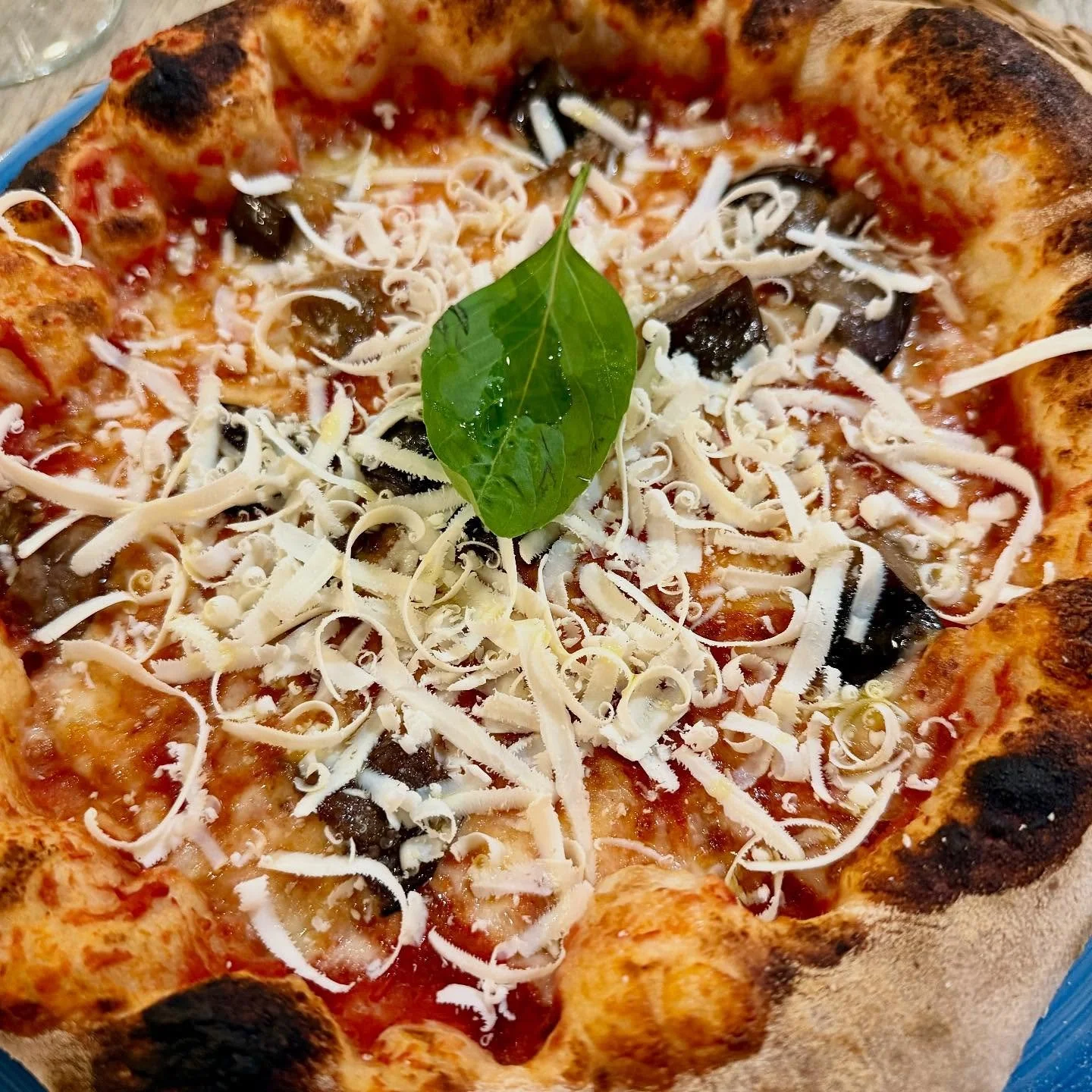 Sicilian pizze, and pizza with a view 😉 #bluauberginetravels #pizza #sicilianfood #pizzainparadiso