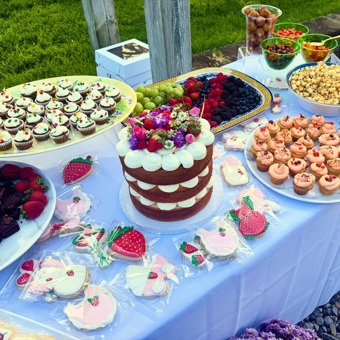 Dessert table, autumn vibes. #bluaubergine #fabulousfood #catering #privatechef #babyshower #autumnvibes🍁🍂🍃☀️ #desserttable