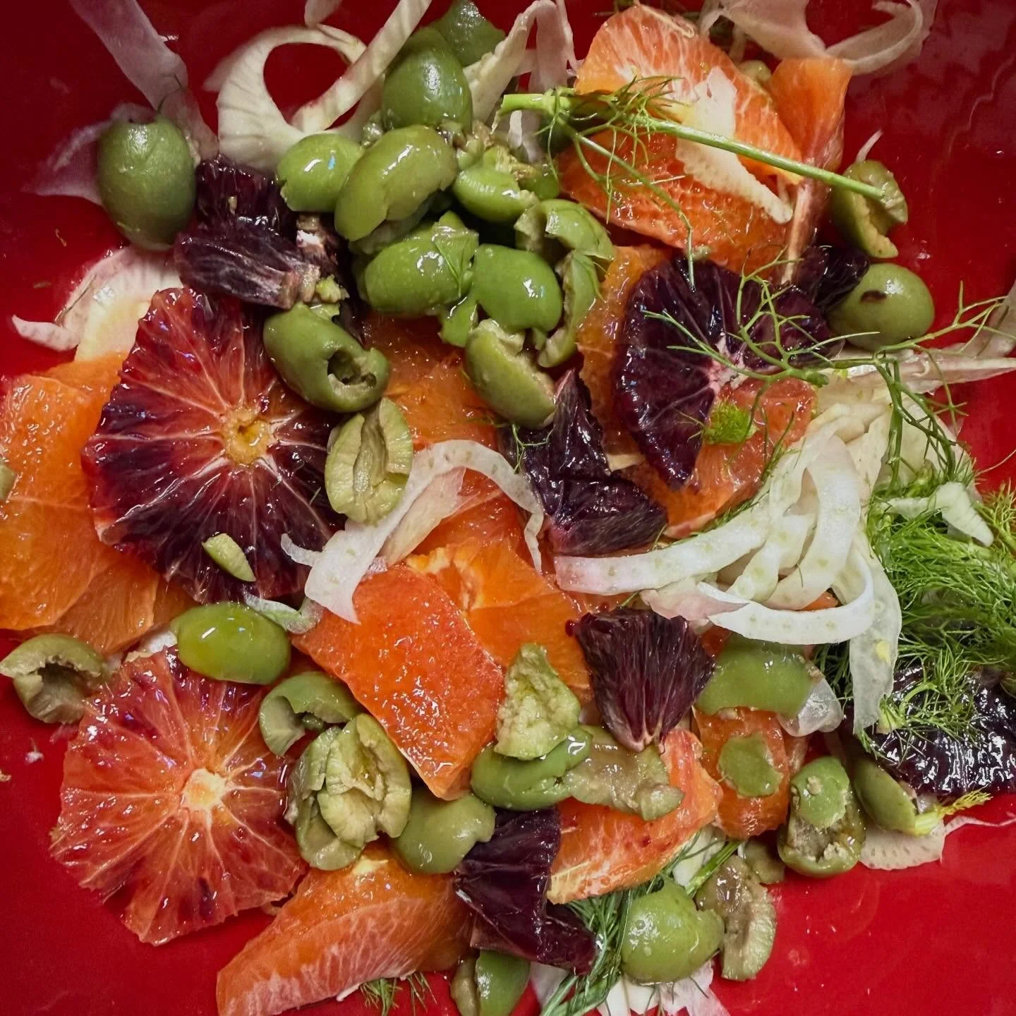 Talk about no filter needed: dreaming of Sicily with a shaved fennel, blood orange, and Castelvetrano olive salad, with Sicilian olive oil and sea salt from Trapani. 👩🏻&zwj;🍳😘 #bluaubergine #fabulousfood #catering #privatechef #mealdelivery