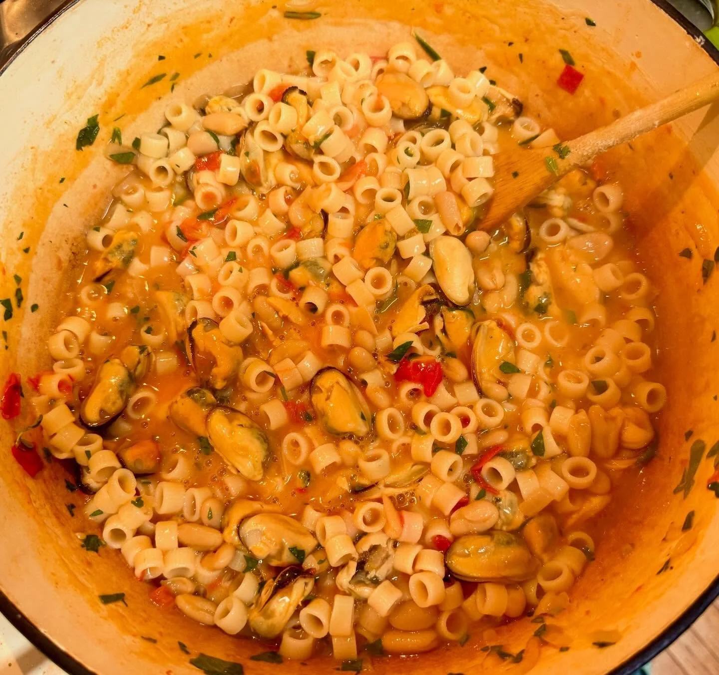 A Pugliese classic: ditalini with cannellini beans, tomatoes, and mussels stewed together to make a creamy, rustic pasta. GF pasta for my clients who can&rsquo;t have gluten. #bluaubergine #fabulousfood #mealdelivery #catering #cucinapugliese