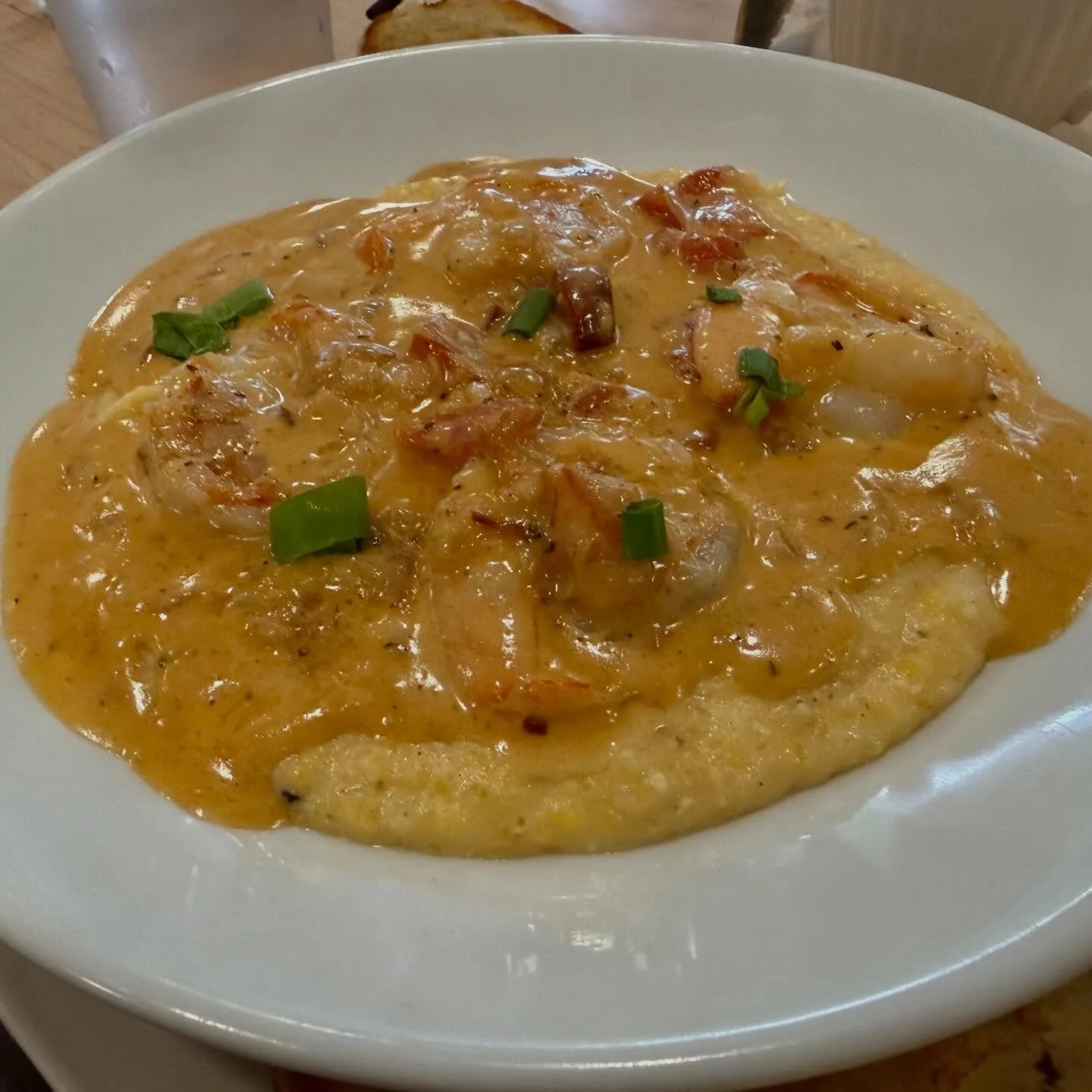 Crazy good shrimp and grits on Kiawah Island at Periwinkle Kitchen. Fabulous spot for breakfast or lunch! #bluauberginetravels #fabulousfood #periwinklekitchen #kiawahisland