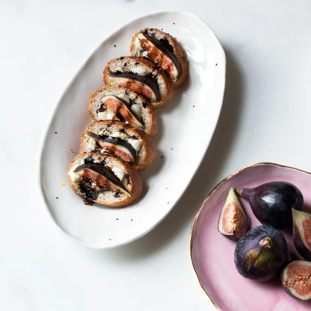 2cc8c-suite-one-studio-fig-gorgonzola-toasts-2_438bf13c-763b-4e01-80a8-d927ff3fbf00.jpg