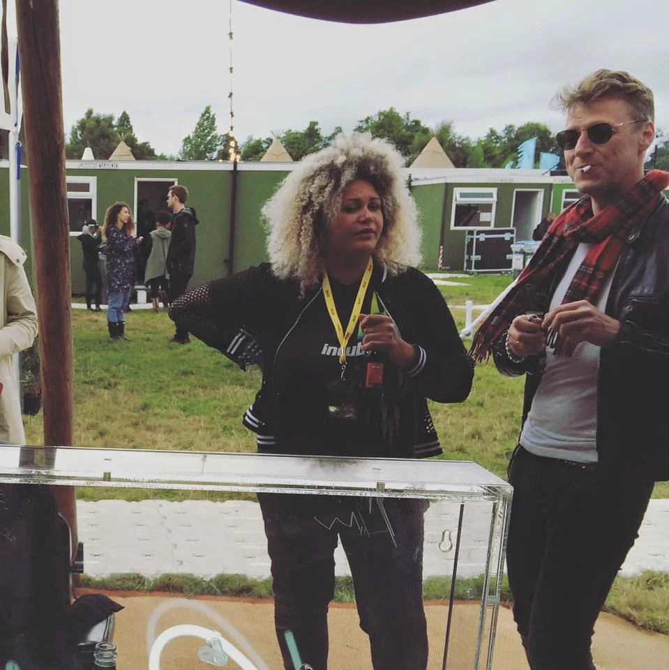 Chelsey chatting to Dougie from Travis.
