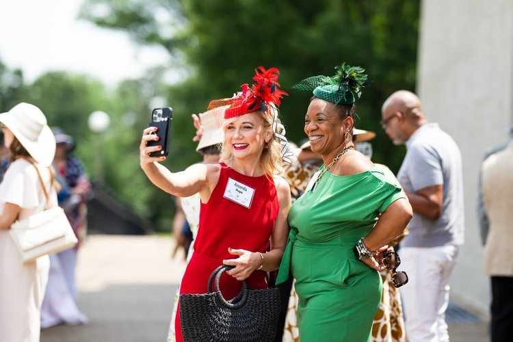 Hat_Luncheon_2023_guests_selfie_n.jpg