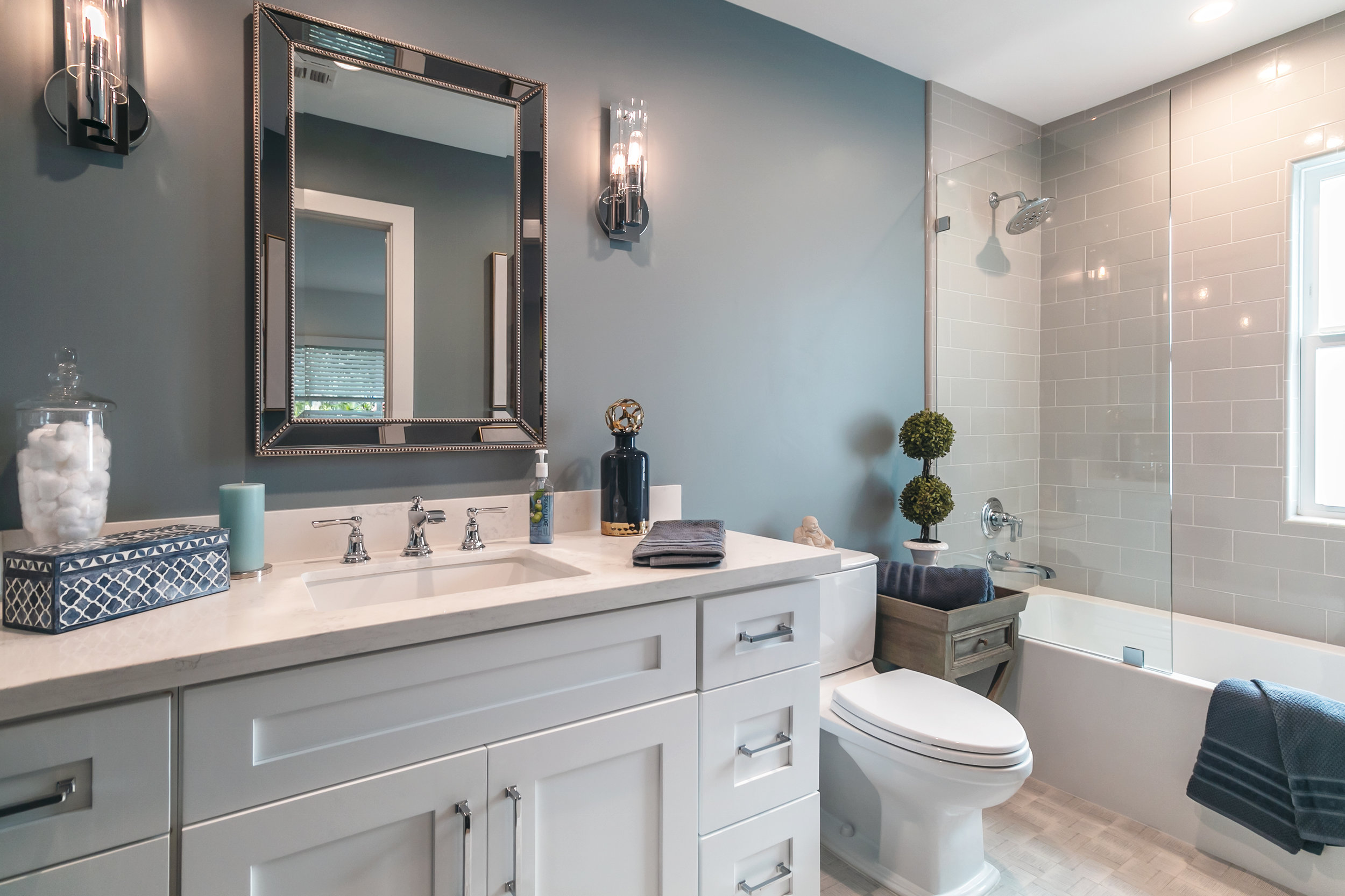 3310OakGlenDrUpstairsGuestBath.jpg