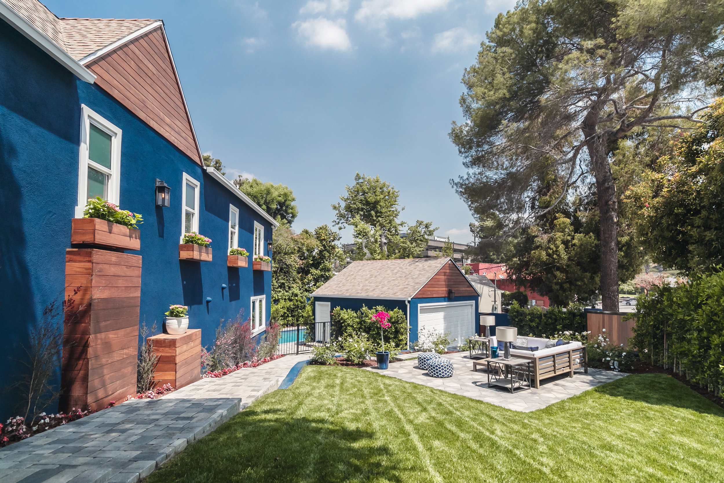 3310OakGlenSideYard.jpg