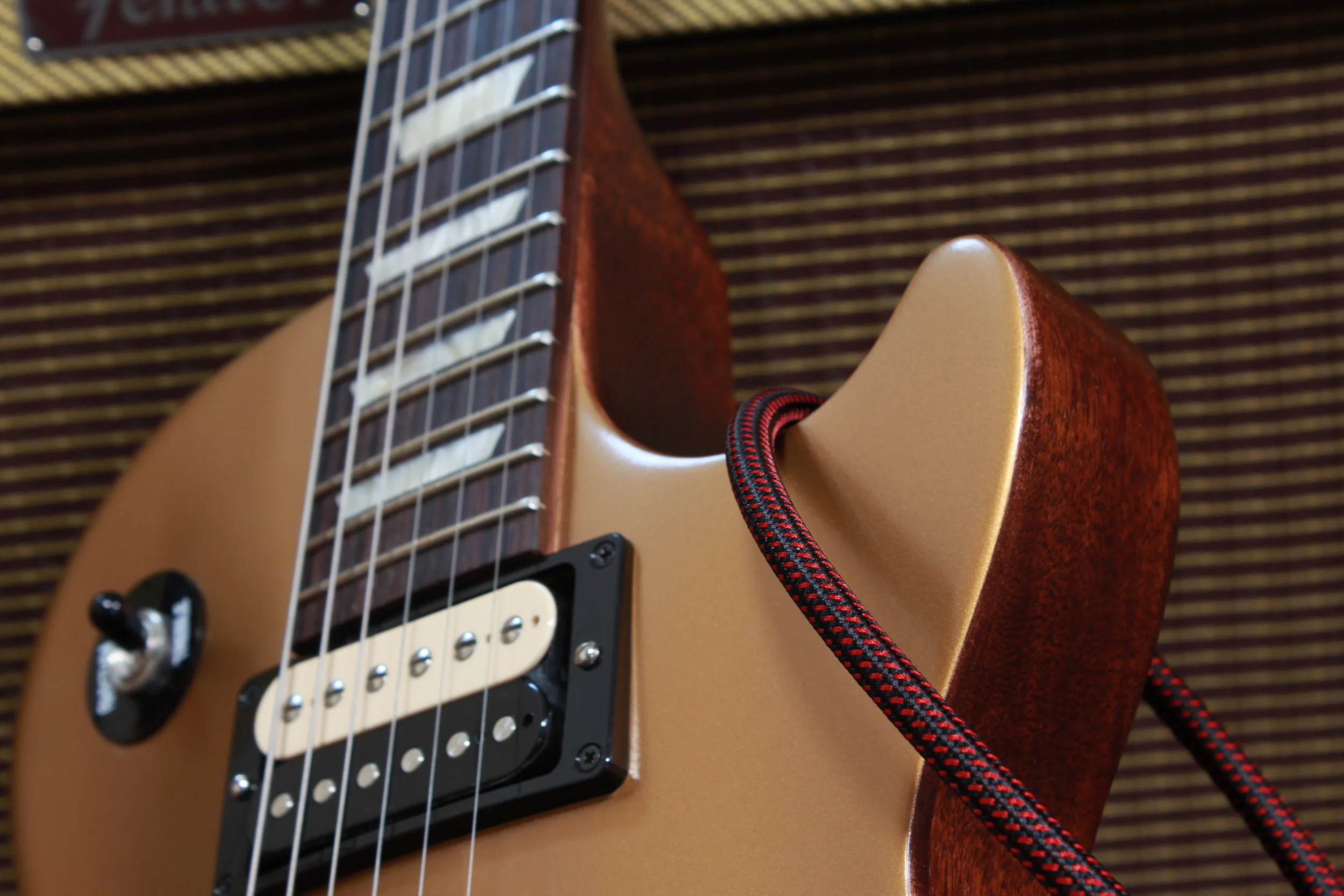 Gold Top Les Paul with woven IWB Black/Red