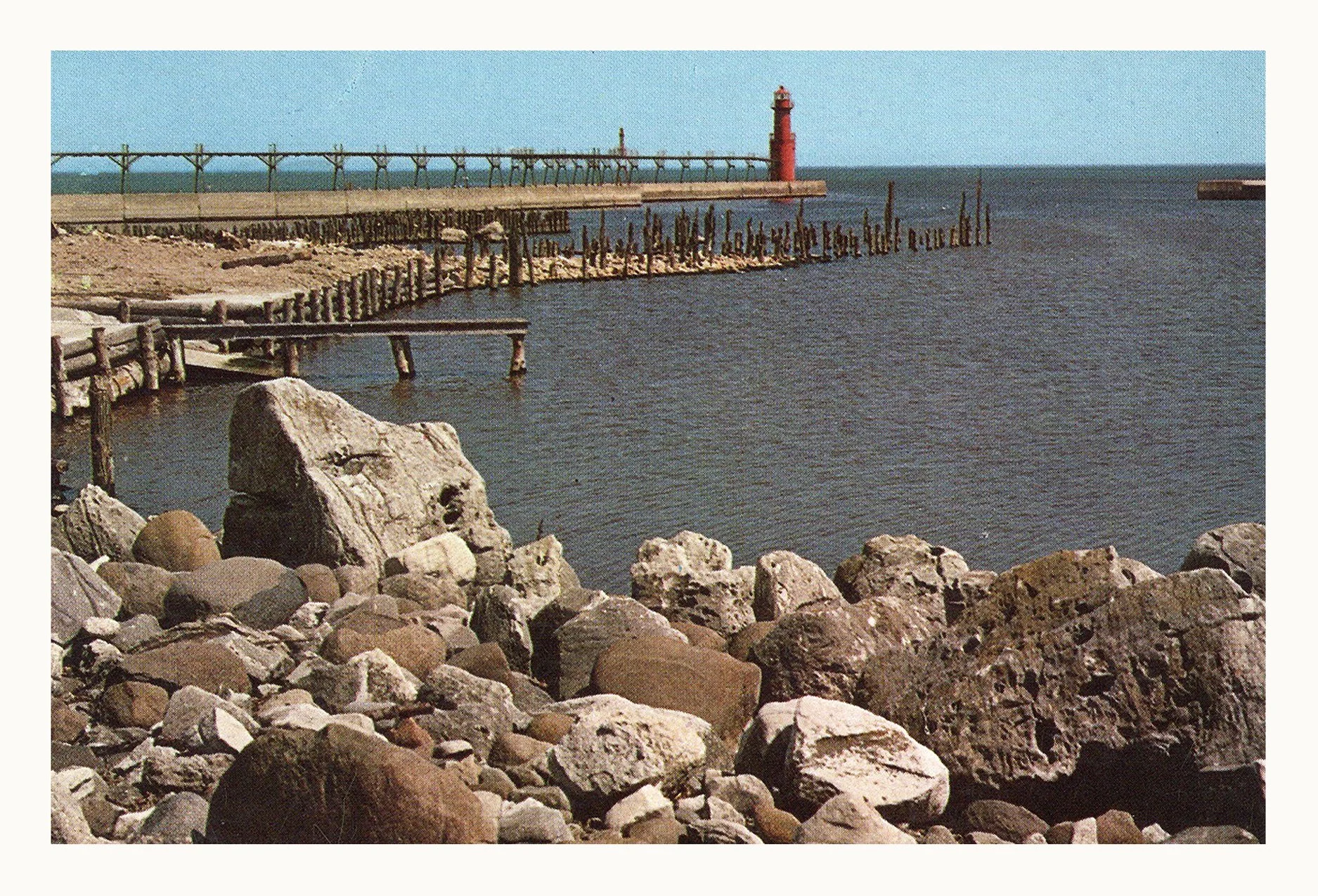 algoma pierhead light 1967.jpg