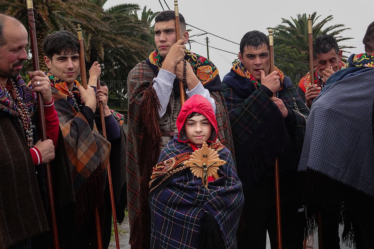  Calhetas, Portugal. 25 March, 2023. A young boy with a group of Catholic pilgrims known as Romeiros, as they rest by the roadside during their 8-day walk around the Azorean Island of Sao Miguel, March 25, 2023 in Calhetas, Portugal. The pilgrims vis