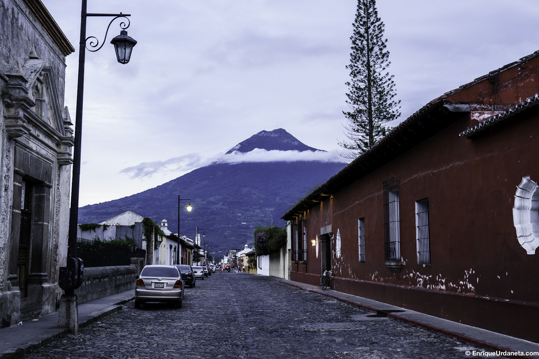 Vista del Volcán el Fuego desde una calle de La Antigua