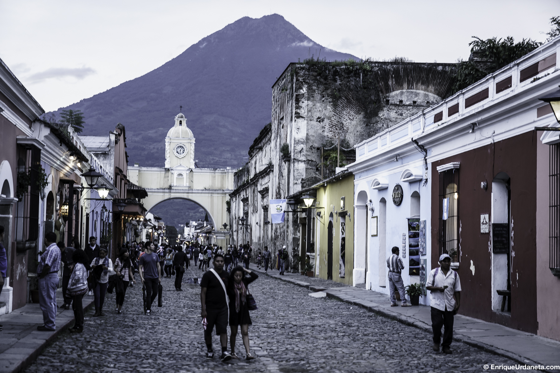 Arco de Santa Catalina con el Volcan el Fuego atrás