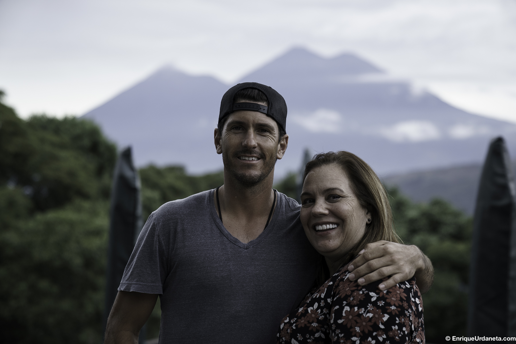 Luego de almorzar, ya estamos listos paar ir a pasear por La Antigua, Emily y Nic con el Volcan el Fuego de background
