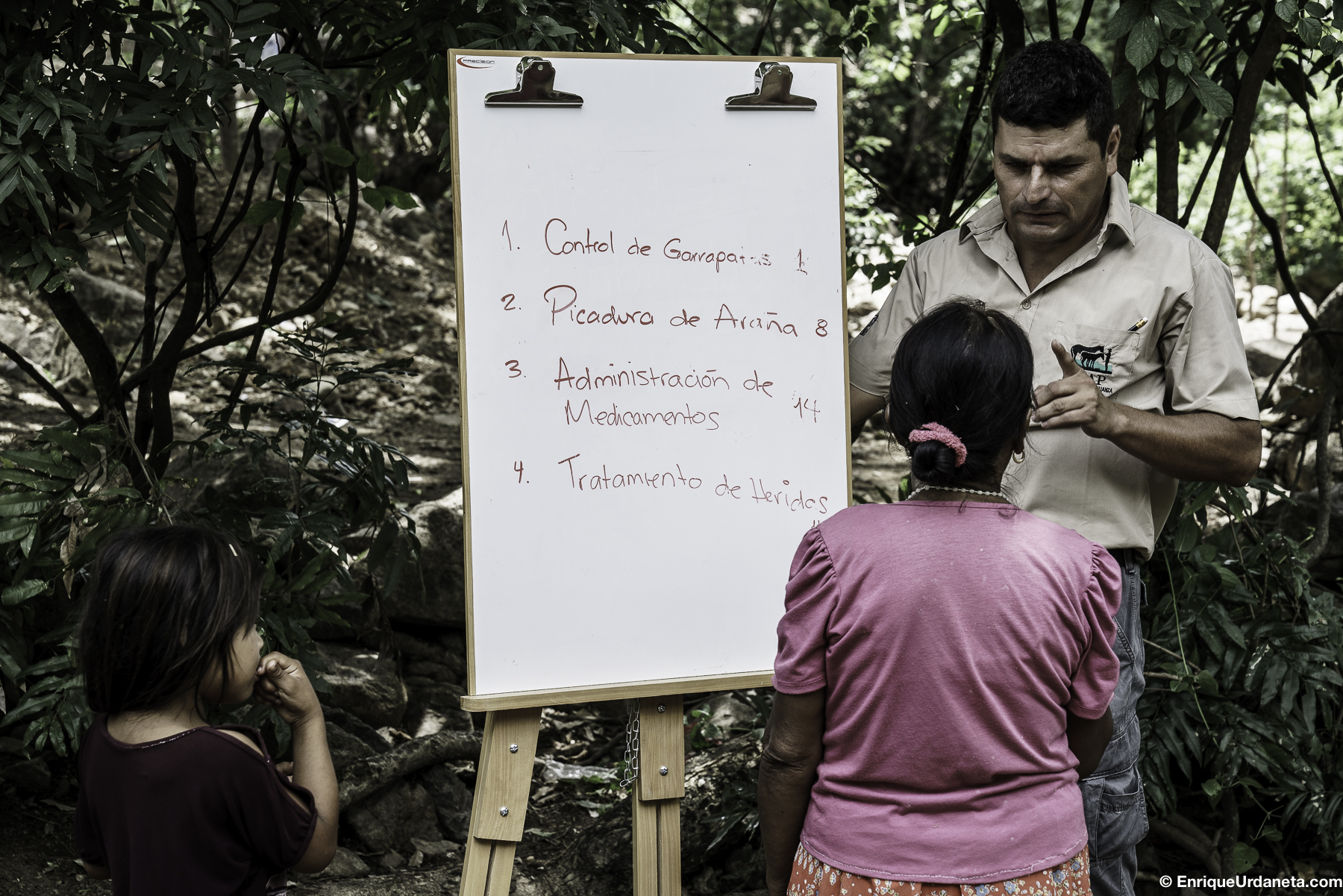 Francisco aclarando unas dudas a una de las personas presentes.