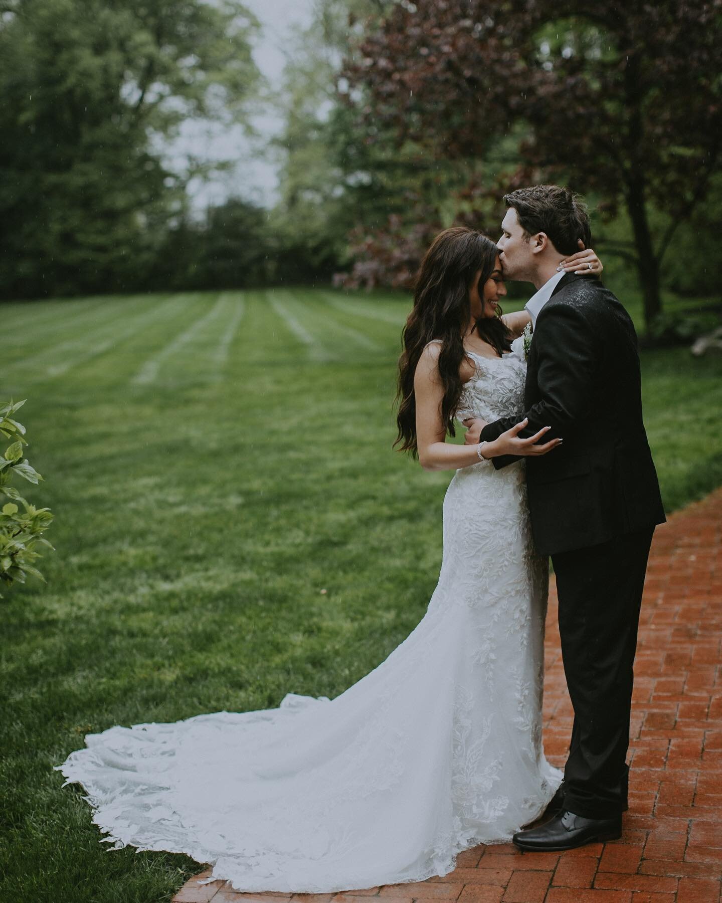 Loved this rainy wedding day with @talesandtreesphotography 🤍