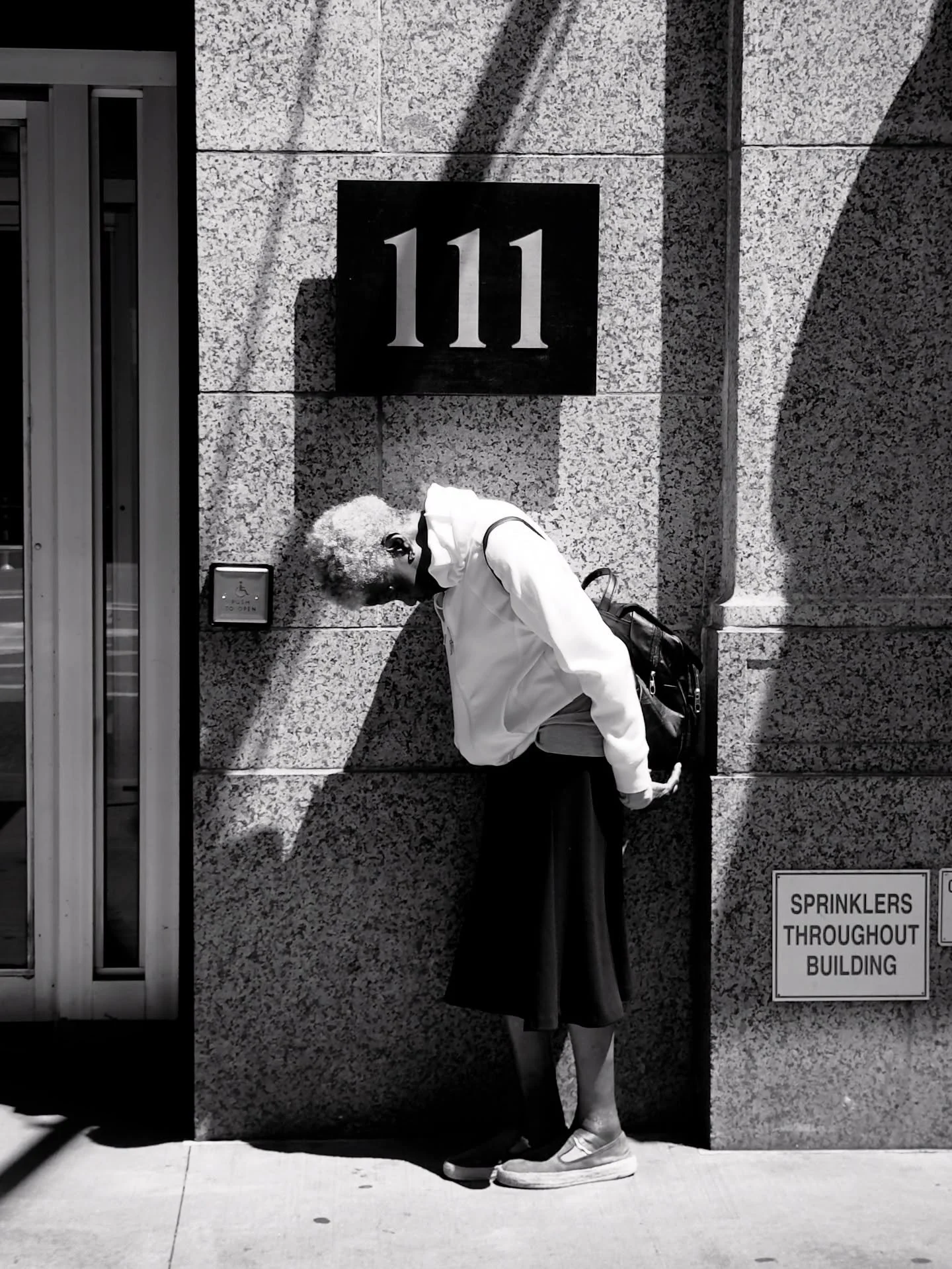 Las cabezas cortadas que me aclaman Y los astros que han sangrado No son sino cabezas de mujeres
El r&iacute;o prendido con alfileres sobre la ciudad Te fija como una prenda Partiendo del anfi&oacute;n d&oacute;cil Padeces todos los tonos encantadore