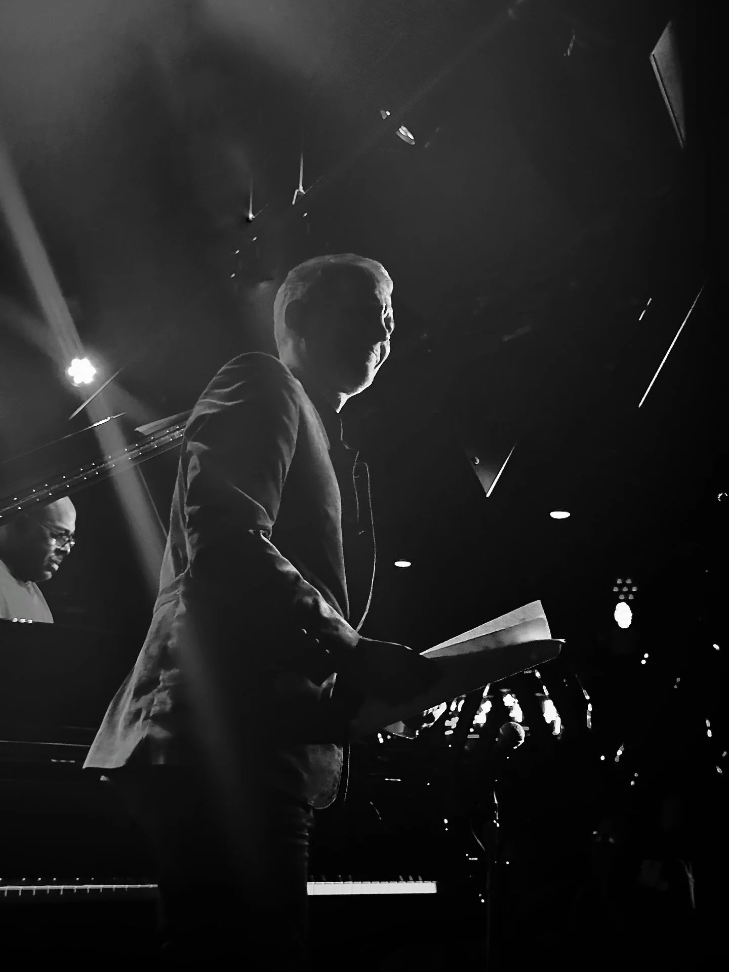 Todos son iguales: 
toman parte
se agrupan
se arraciman
se les ve
risue&ntilde;os y satisfechos
y yo
ardo en el infierno. CB