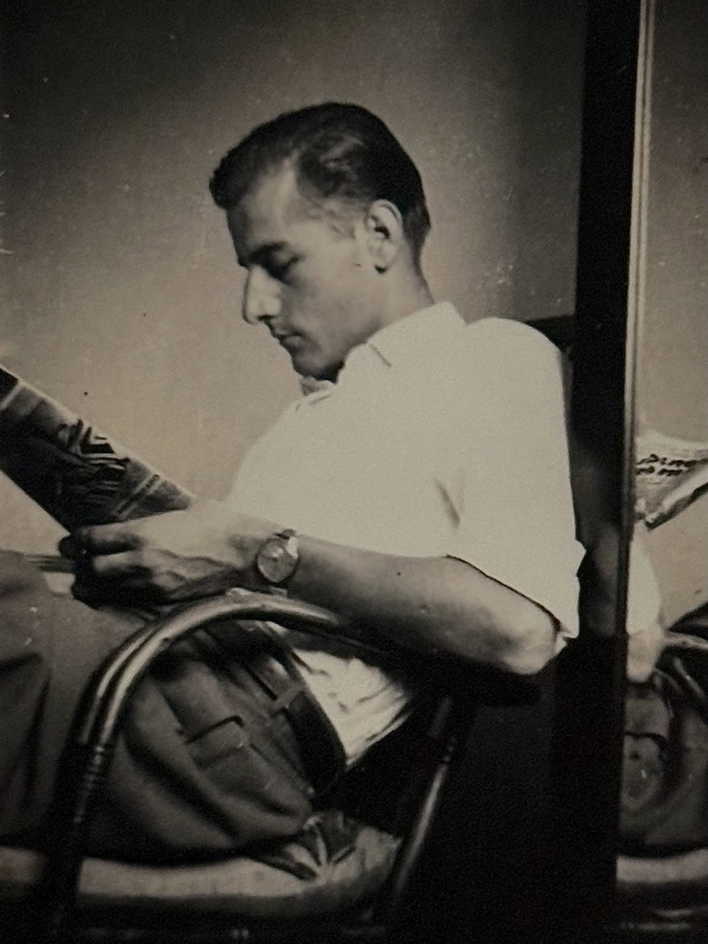 Si he de vivir sin ti, 
que sea duro y cruento,
la sopa fr&iacute;a, los zapatos rotos, 
o que en mitad de la opulencia
se alce la rama seca de la tos, ladr&aacute;ndome
tu nombre deformado, las vocales de espuma, y en los dedos se me peguen las s&aa