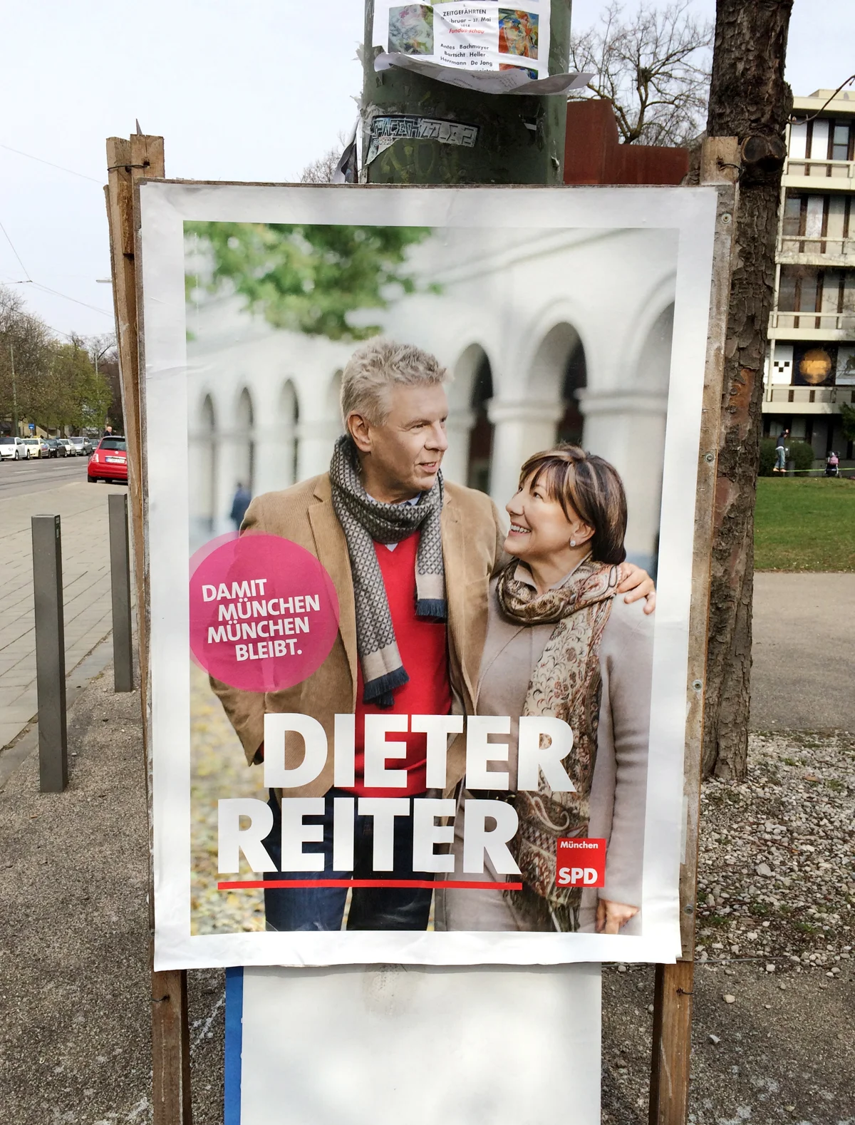 There is an election going on in Munich right now, and there are posters everywhere. Isn't this one beautiful? I think you have to be a fashion model to run for office in Europe :)