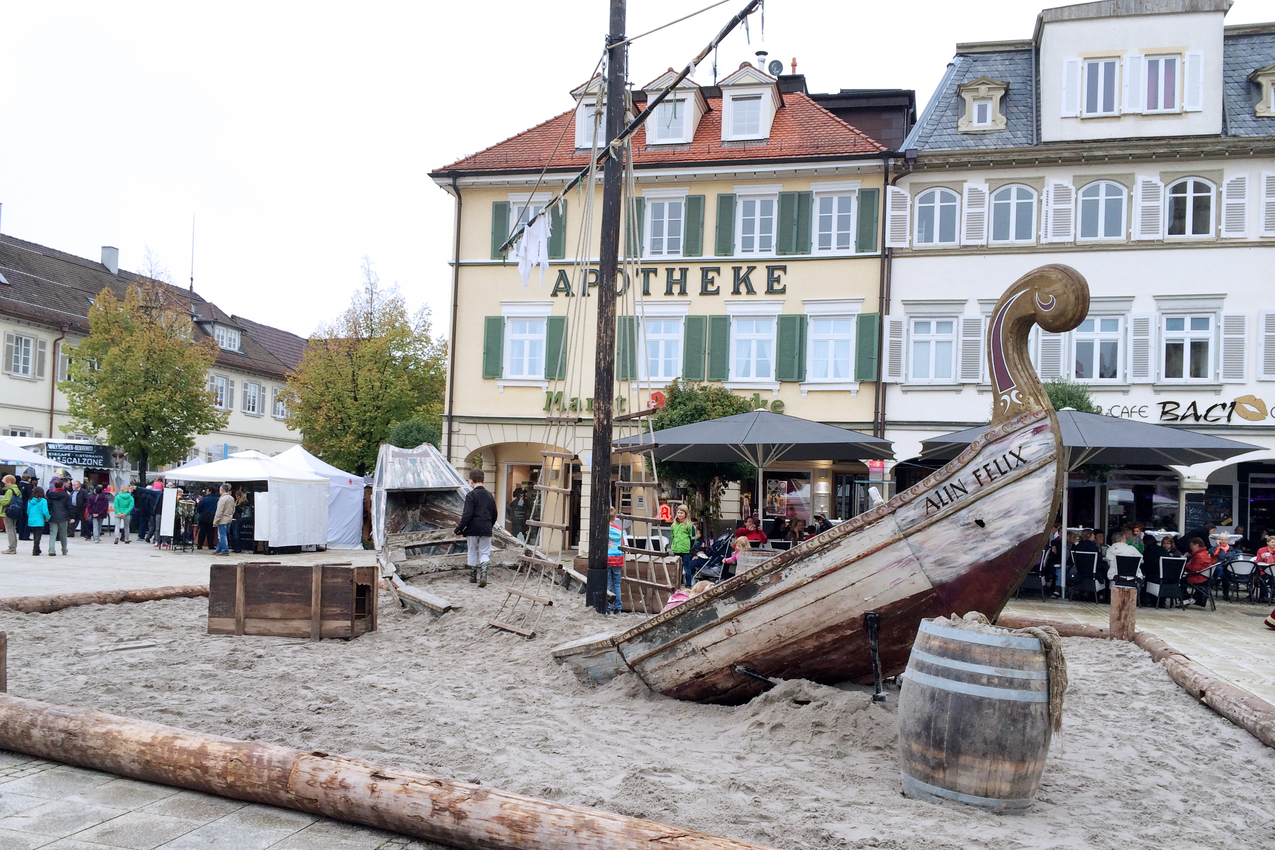 A shipwrecked boat sitting in the Platz.